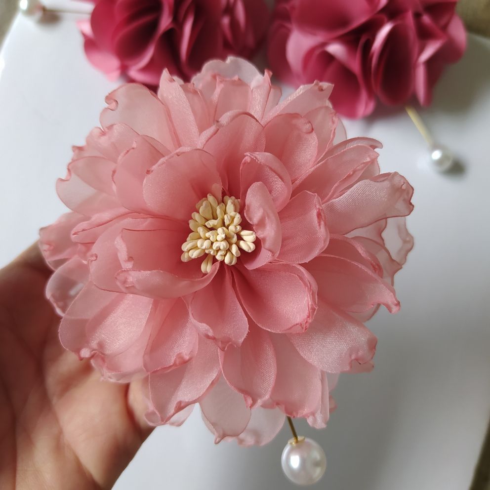 Hoa cúc xoăn cài áo, hoa cài áo Canto sang chảnh