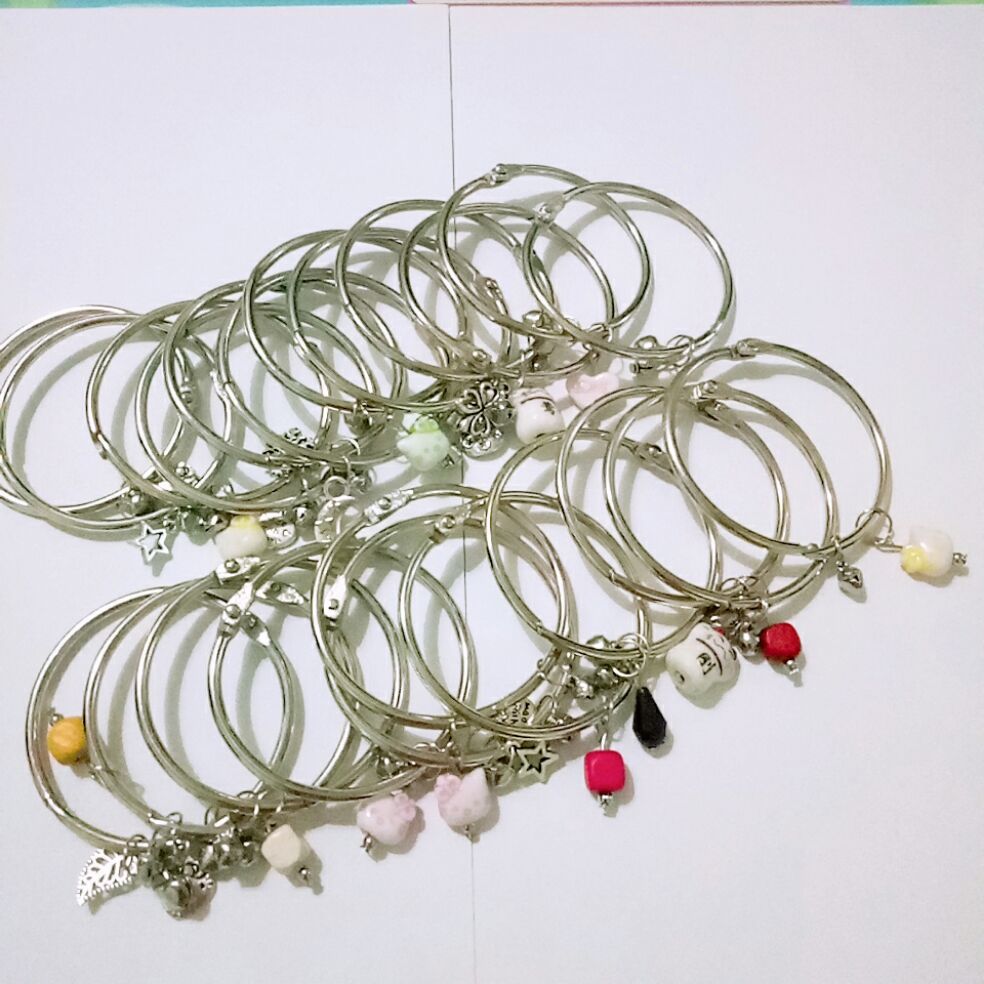 Sỉ 5 kiềng tay màu bạc size đường kính trong 55mm cao cấp mix charm
