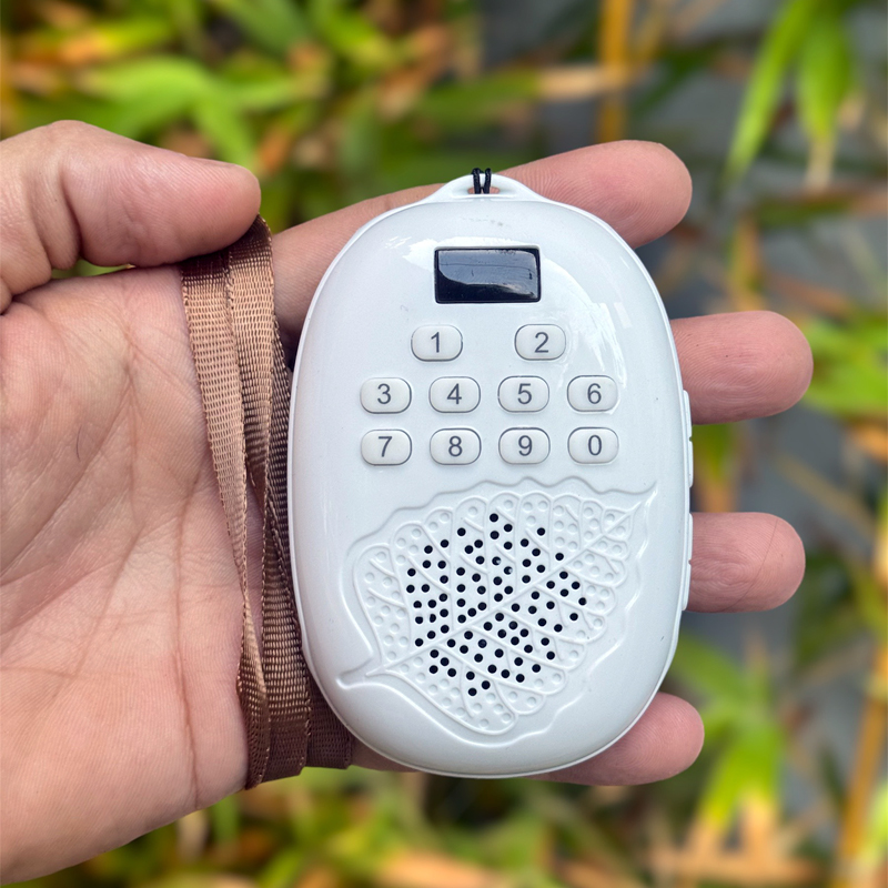 Máy nghe kinh niệm phật LÁ BỒ ĐỀ JSA03 có sẵn 51 bài / có khe thẻ nhớ / cổng tai nghe 3.5mm / nghe liên tục 10 giờ / dây đeo cổ (trắng) phụ kiện sỉ 1986
