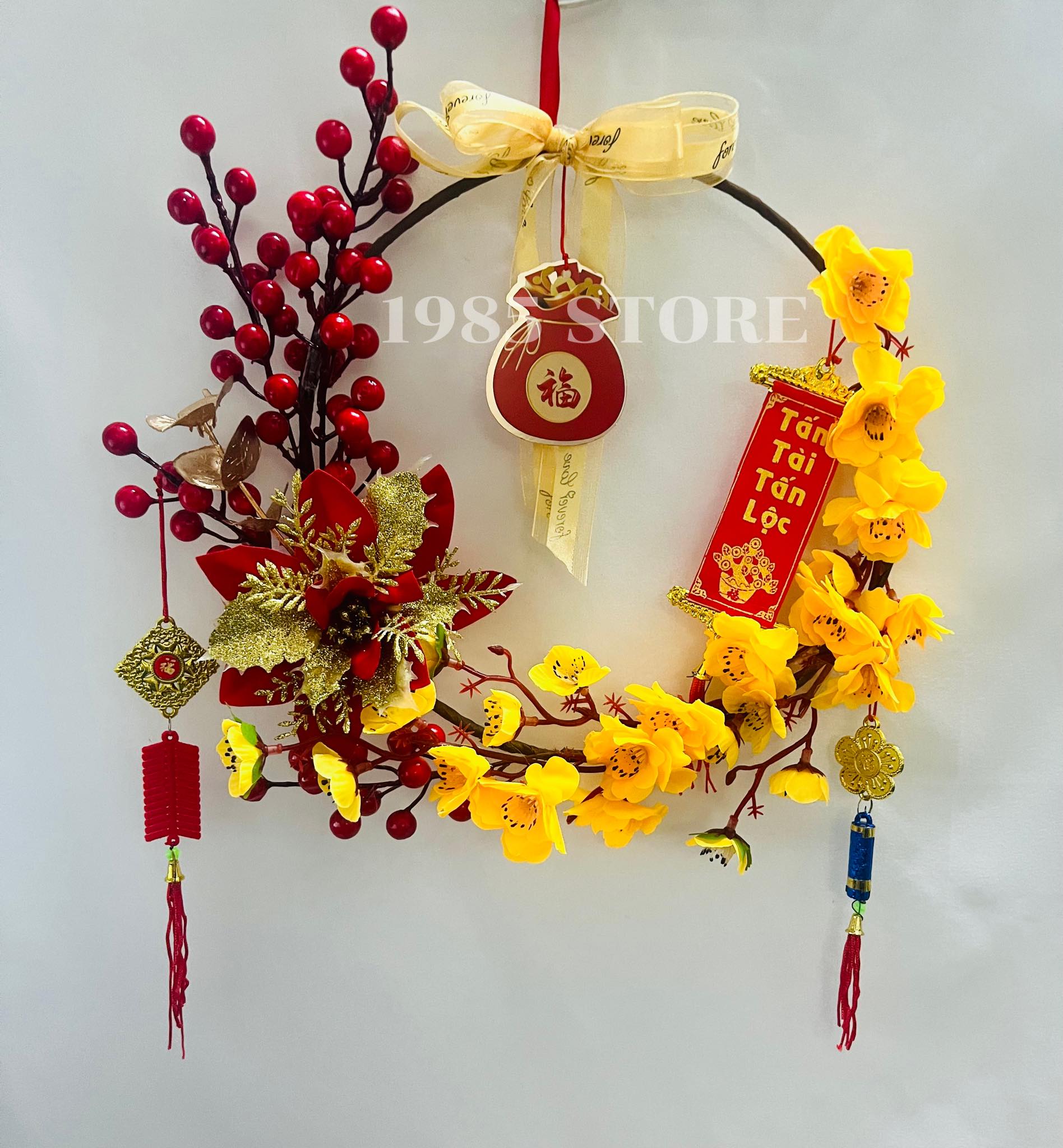 Vòng hoa tết may mắn trang trí nhà cửa