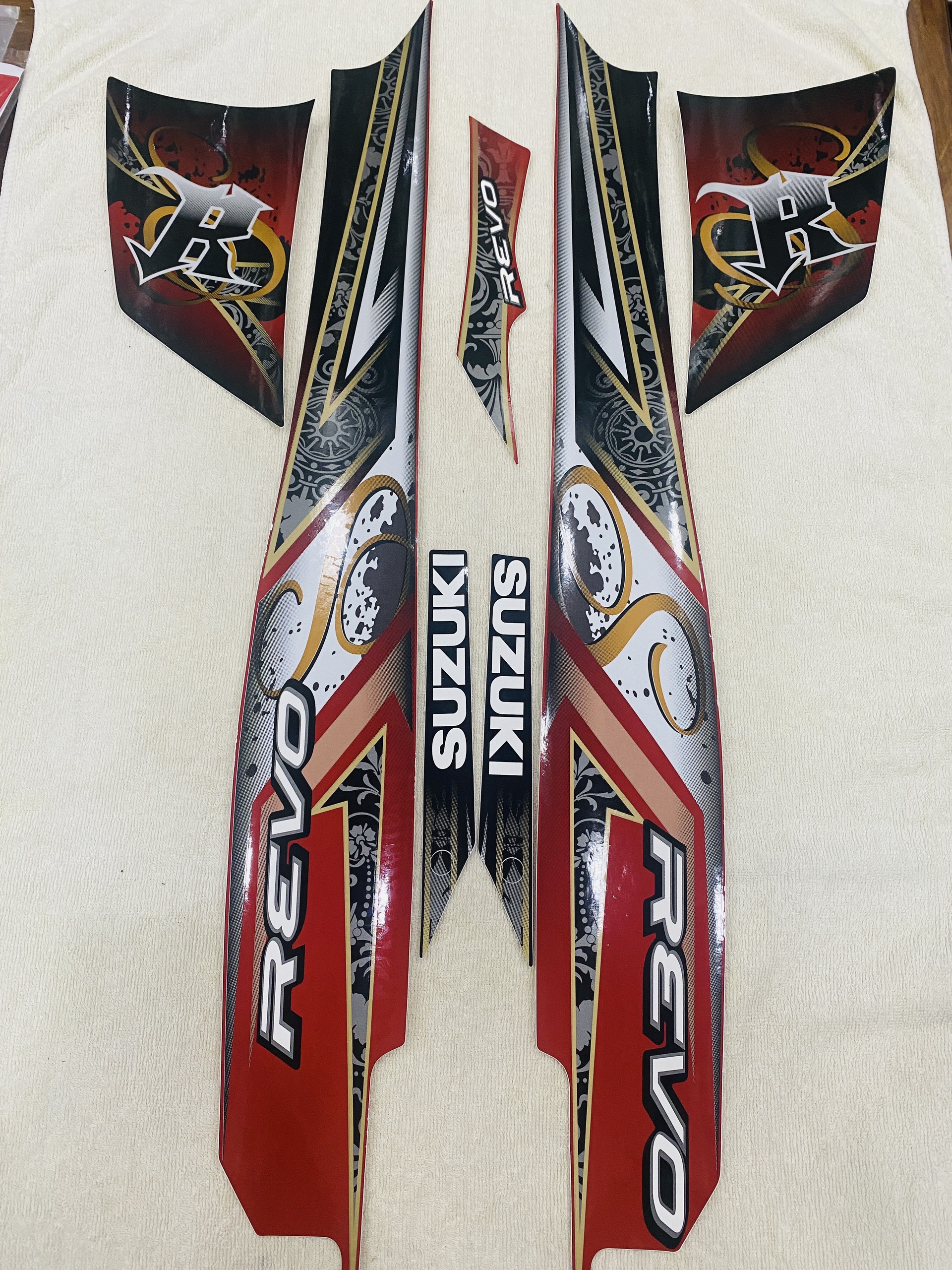 Bộ tem decal dán xe máy Suzuki Revo màu đỏ bạc zin thái siêu đẹp