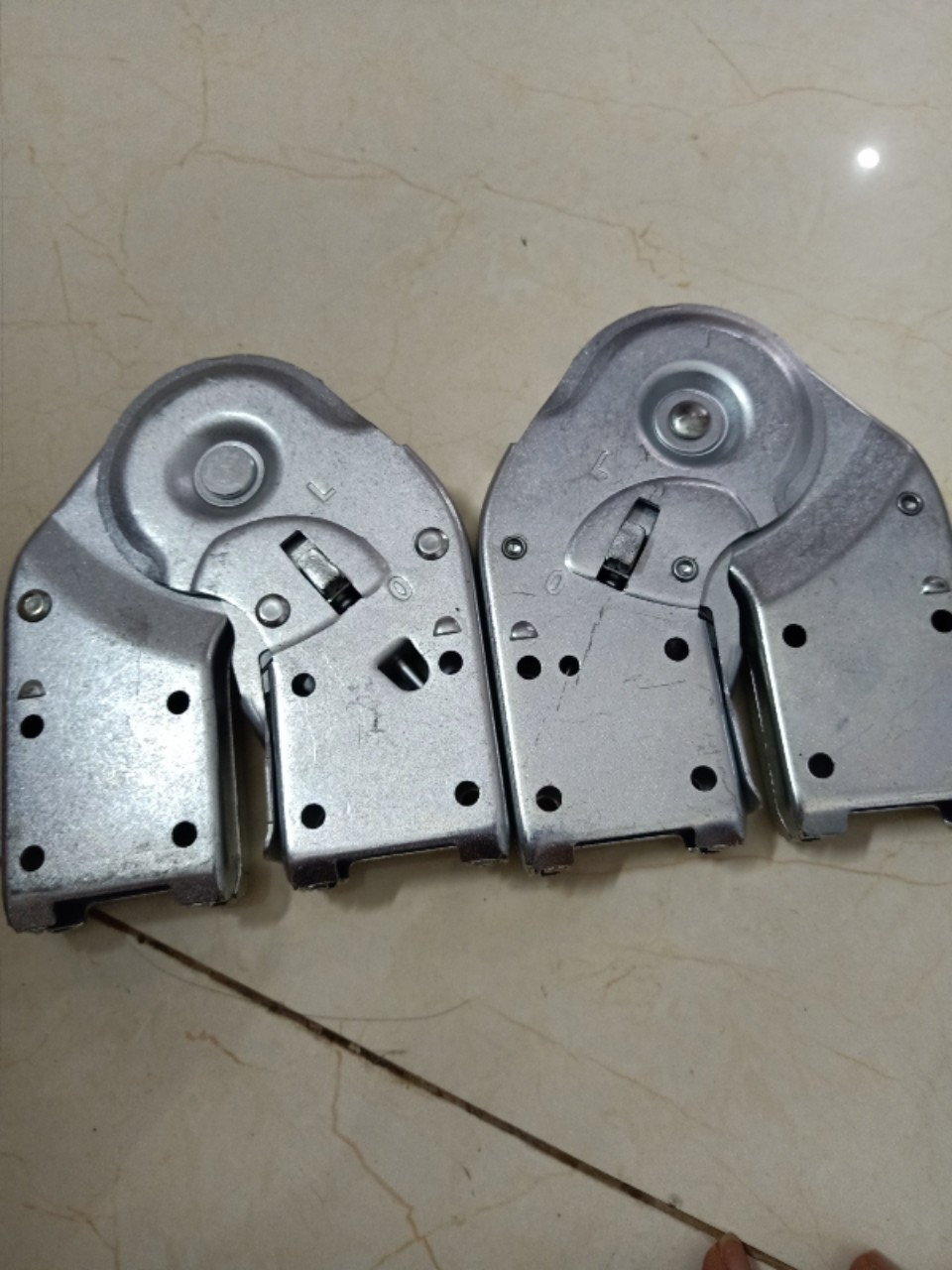 Khóa thang nhôm gấp chữ M