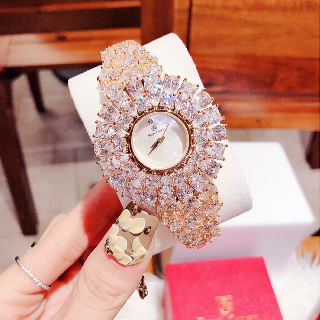 Đồng hồ royal crown nữ bông đá tuyết gold 5711 38mm chính hãng