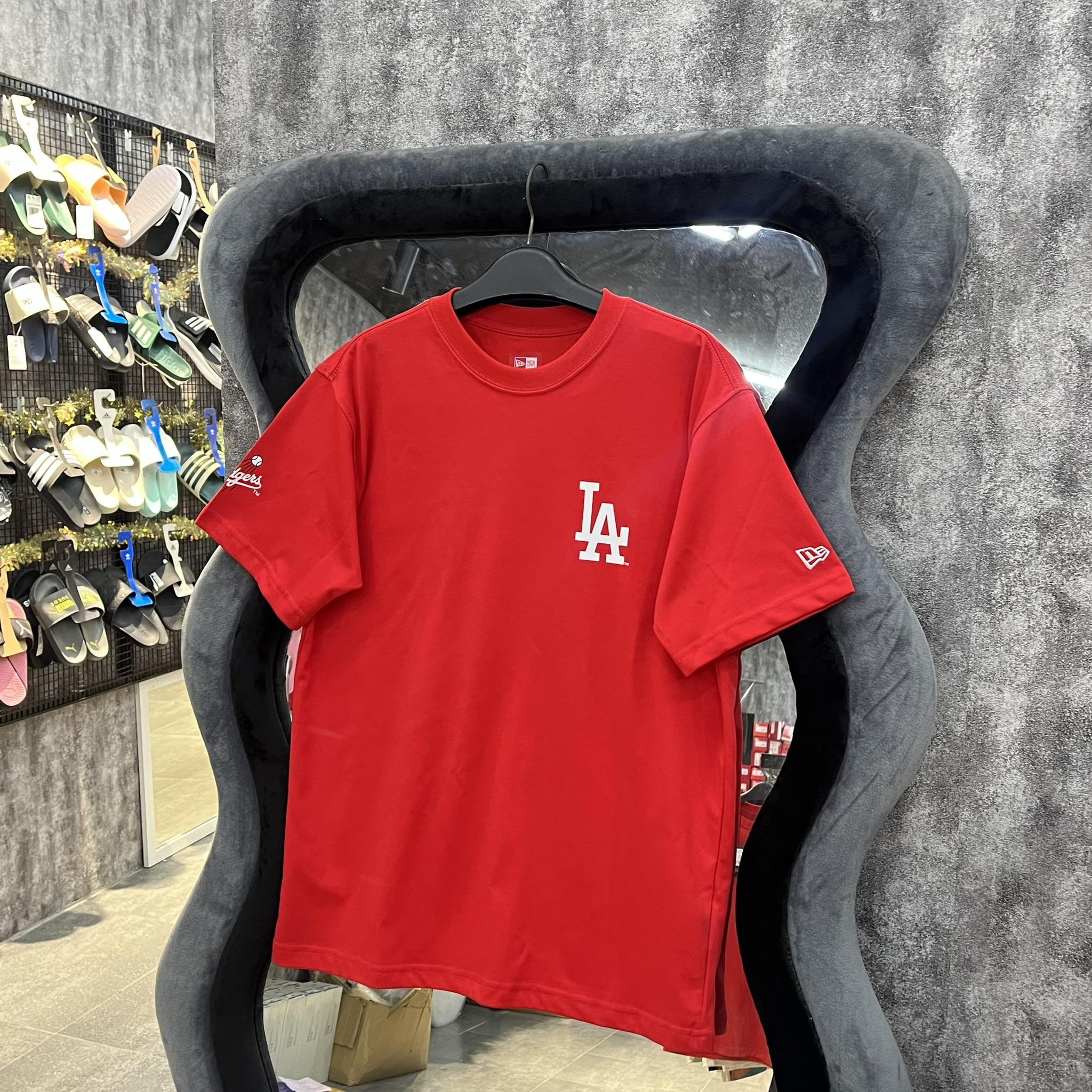 Áo thun chính hãng new era la dừa đỏ shop xám store