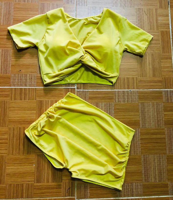 Bikini 2 mảnh cạp cao vàng xoắn ngực quyến rũ