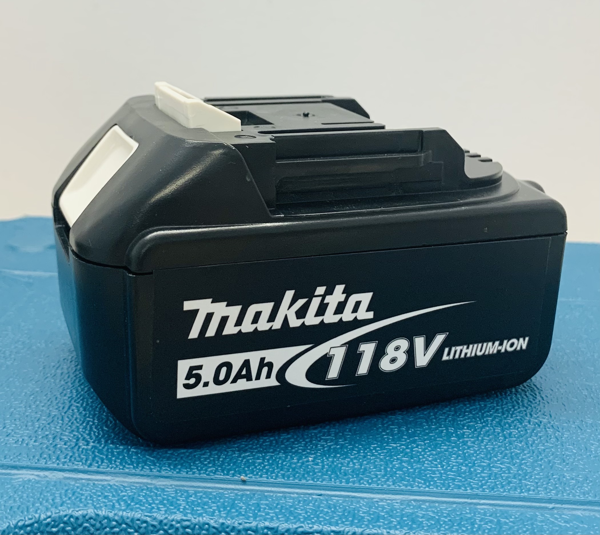 Pin 118V Makita dung lượng 5Ah, Pin khủng 10 cell, Chân pin phổ thông, Dùng cho máy khoan, máy siết bulong, máy rửa xe, máy cưa kiếm, cưa xích pin...