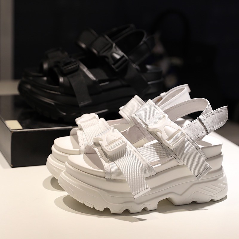 Có sẵn sandal cao