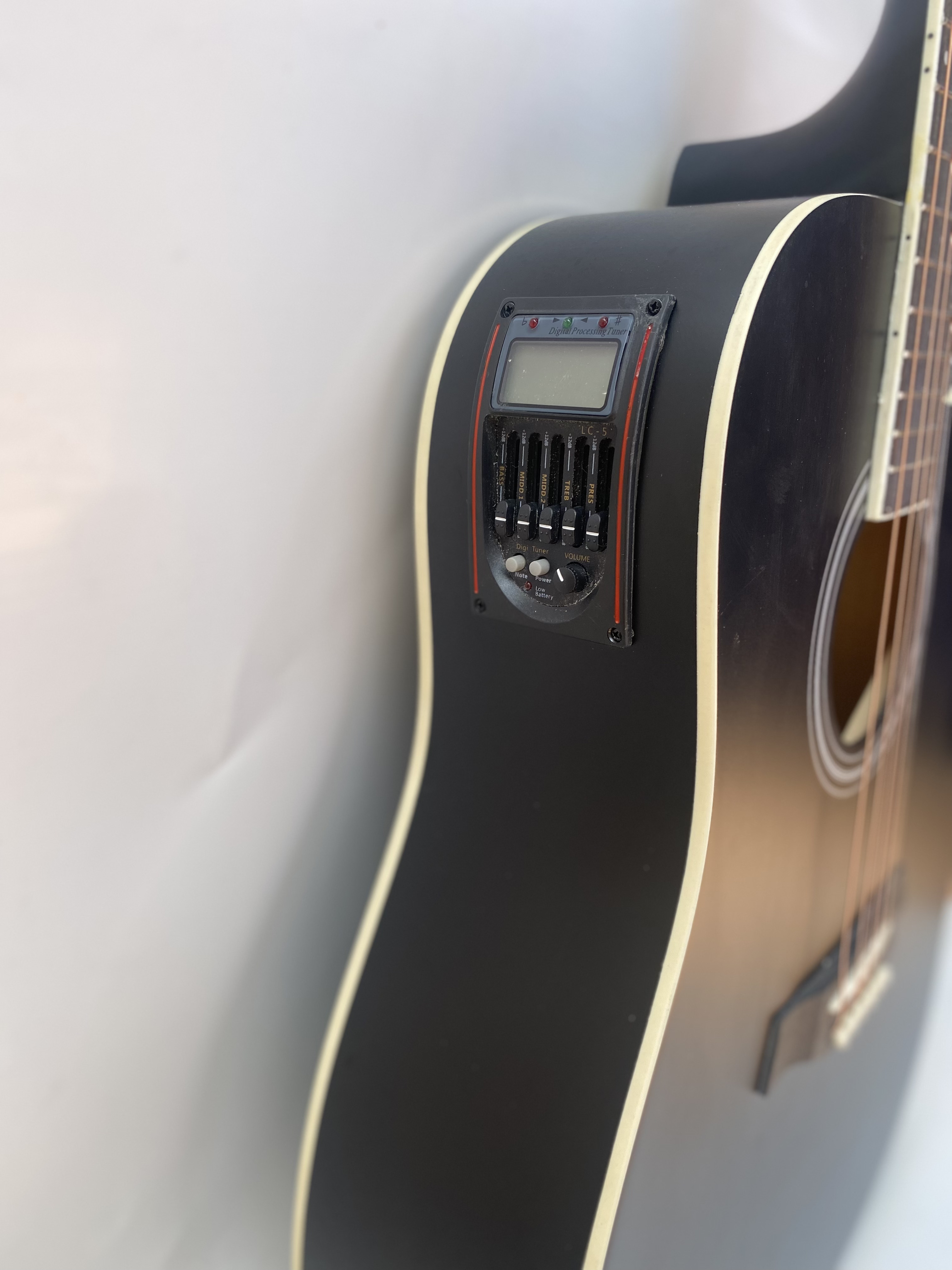 Woim Acoustic Guitar with Eq, Iron Strings with Anti-Curve Bridge, Solid Wood Neck, Size 40 Inch - 2