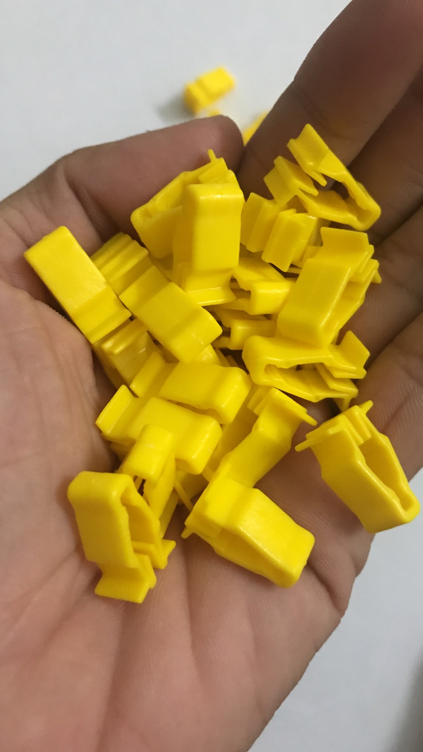 Chốt Kẹp Nhựa Vàng Gắn Dàn Áo Xe Máy