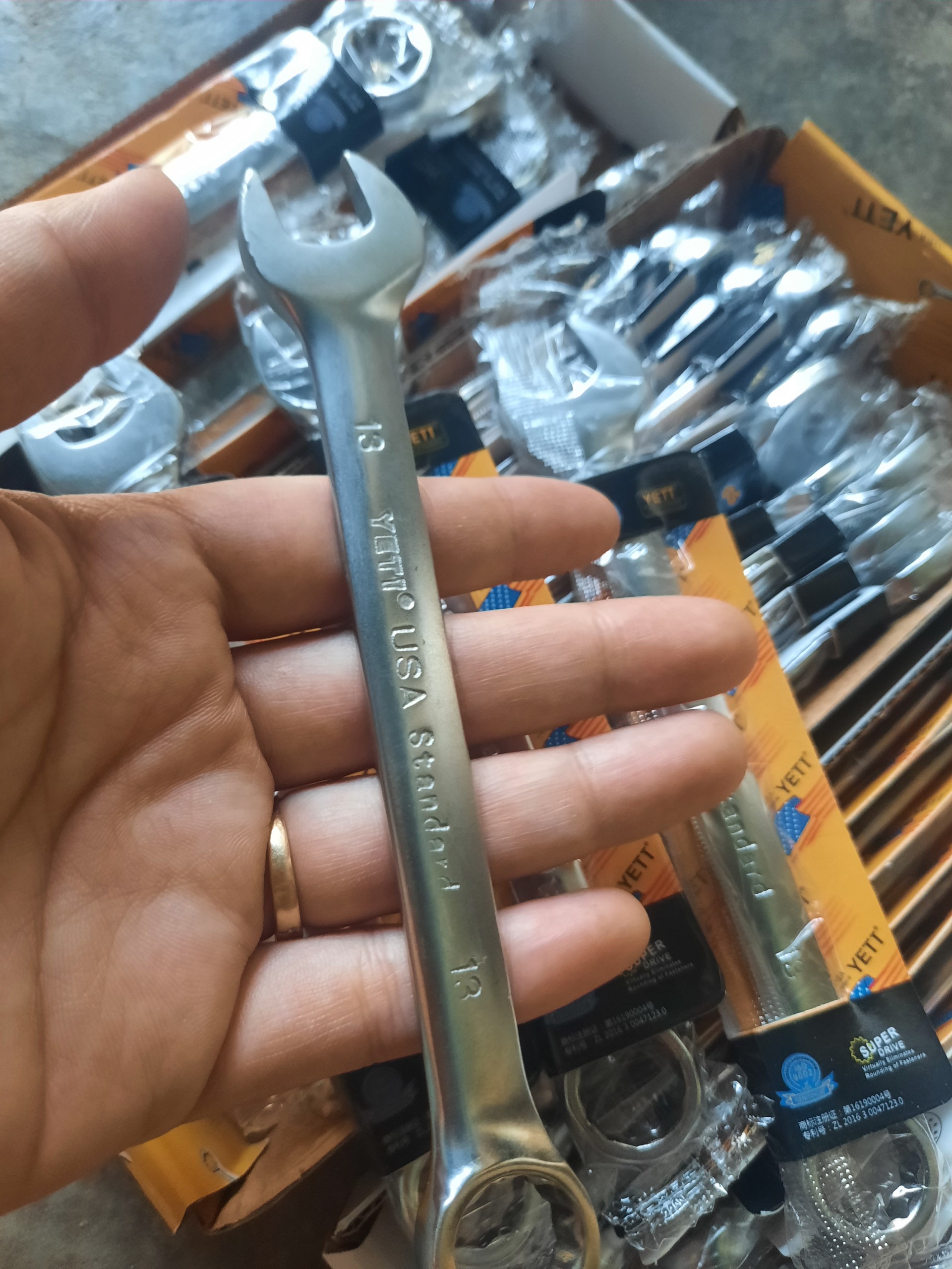 Cờ lê khóa số 13 để bắt siết ốc kệ v lỗ đa năng