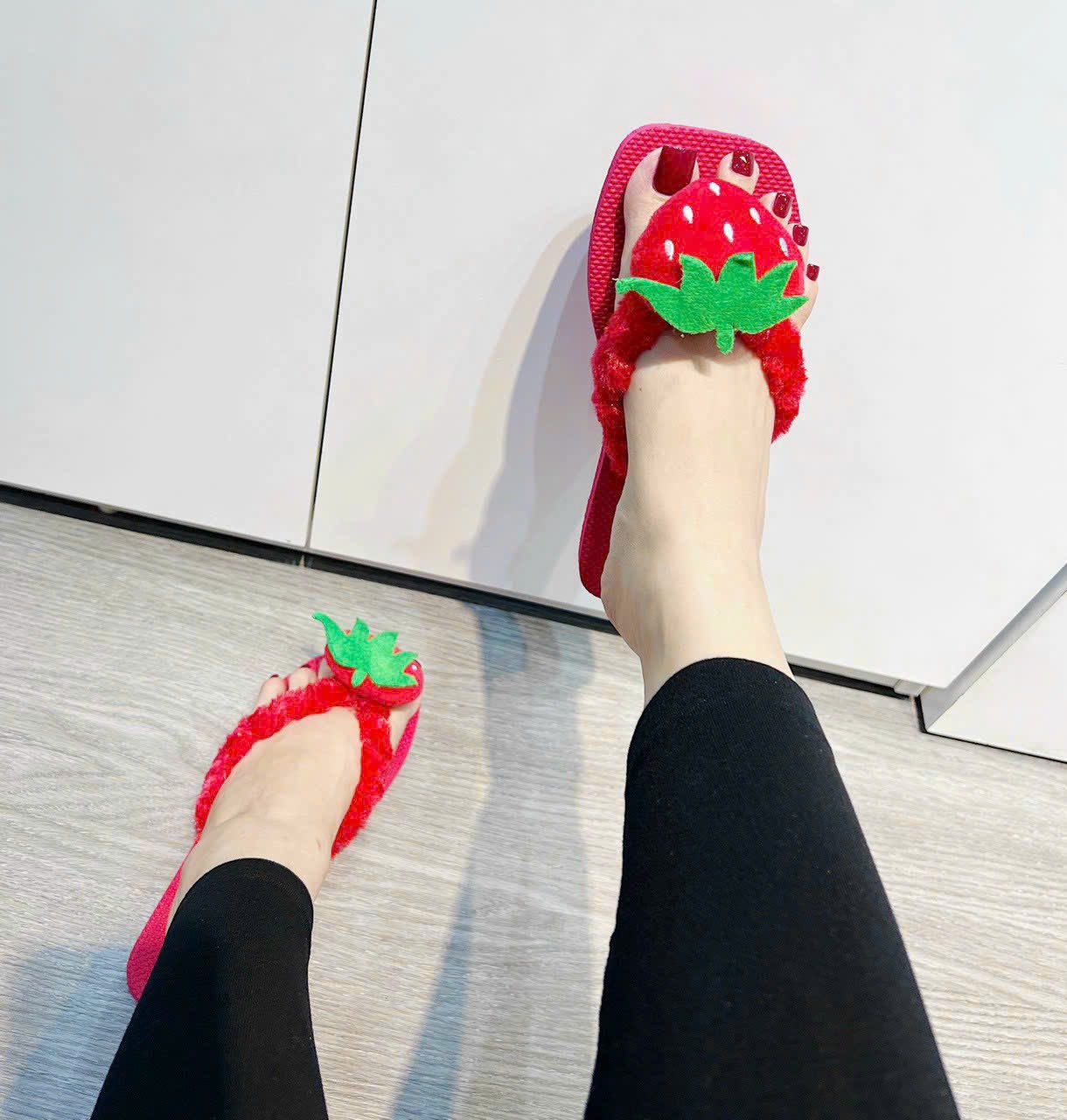 Dép xốp Dép kẹp Dép đi du lịch charm Trái Dâu Dori quai lông xù