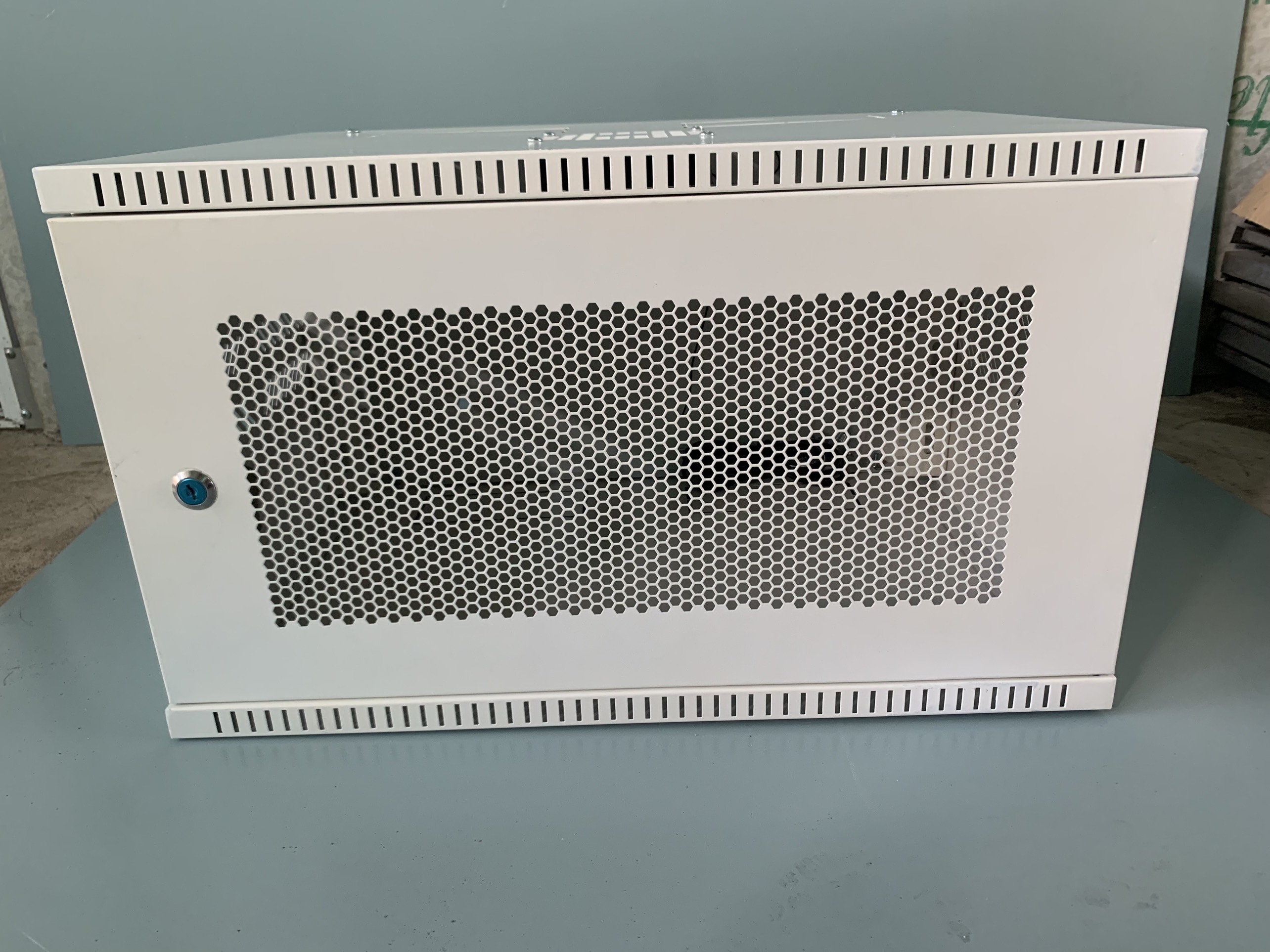 TỦ RACK 6U CHO HỆ THỐNG MẠNG VÀ CAMERA QUAN SÁT.