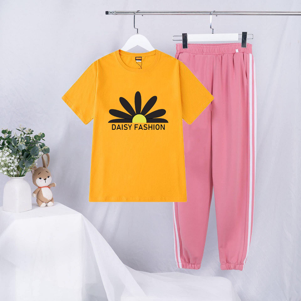 Sét Bộ Đồ Quần Áo Thời Trang Ulzzang Nữ Ngắn Tay Mùa Hè Siêu Xinh Cute Mặc Đi Chơi Dạo Phố, Áo Vàng Cotton In Nửa Hoa Cúc Daissyy Quần Thun Sọc Bo Gấu Phong cách