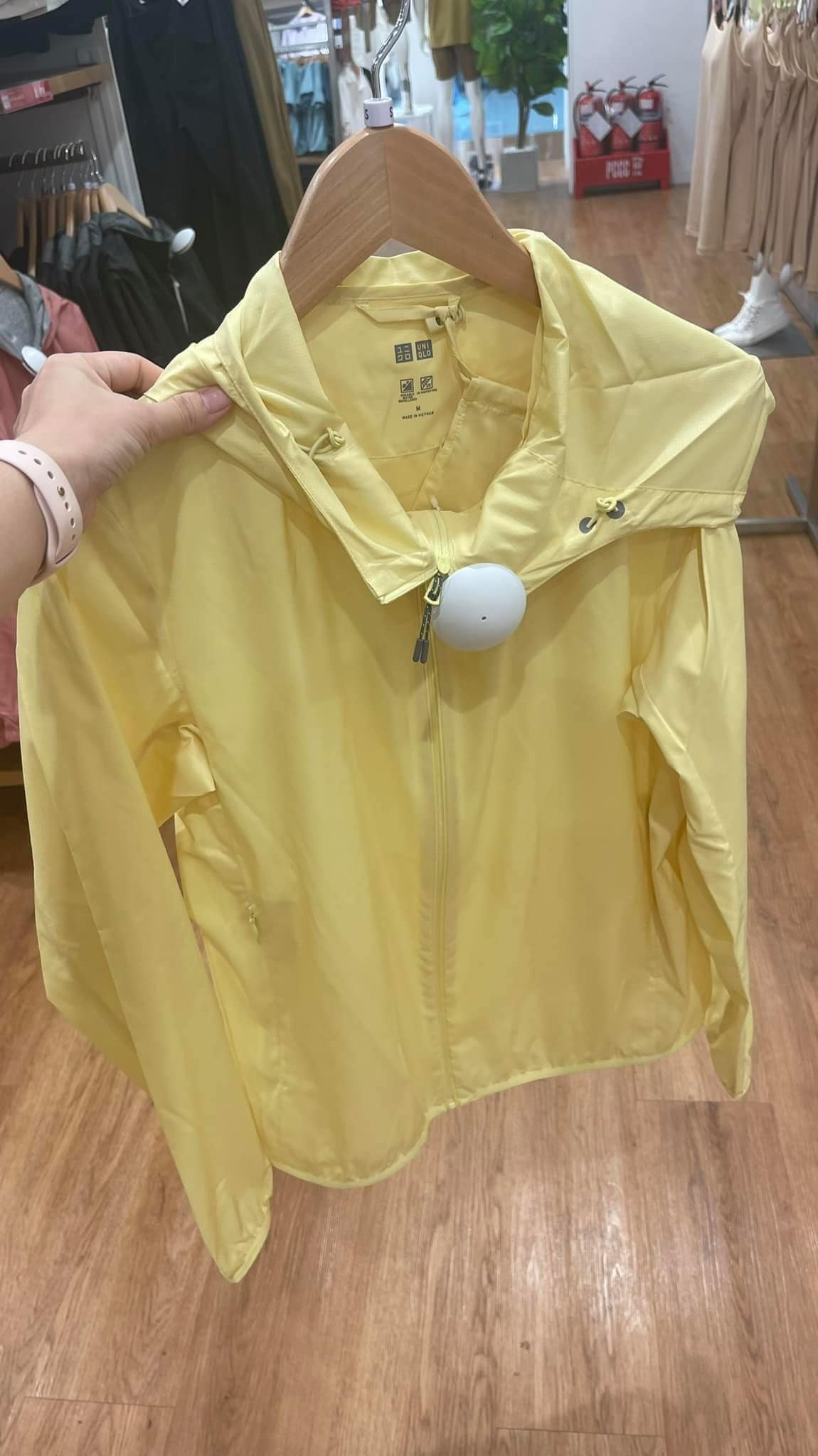 Áo khoác UNIQLO cho nữ có khả năng chống tia UV, cản gió