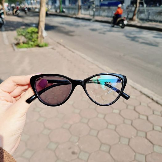 Mắt kính cận loạn đổi màu đi nắng Lilyeyewear