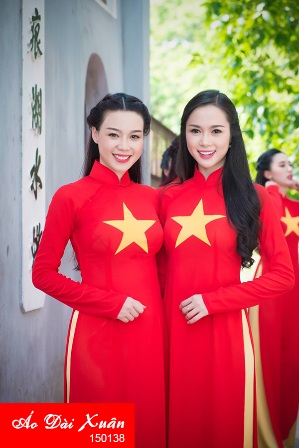 Chiếc áo dài cờ đỏ sao vàng đã trở thành biểu tượng không thể thiếu của phụ nữ Việt Nam. Với sự phổ biến của mẫu áo này, năm 2024 là thời điểm để chúng ta cùng chiêm ngưỡng những hình ảnh tuyệt đẹp về áo dài cờ đỏ sao vàng và cảm nhận tinh thần kiêu hãnh của dân tộc.