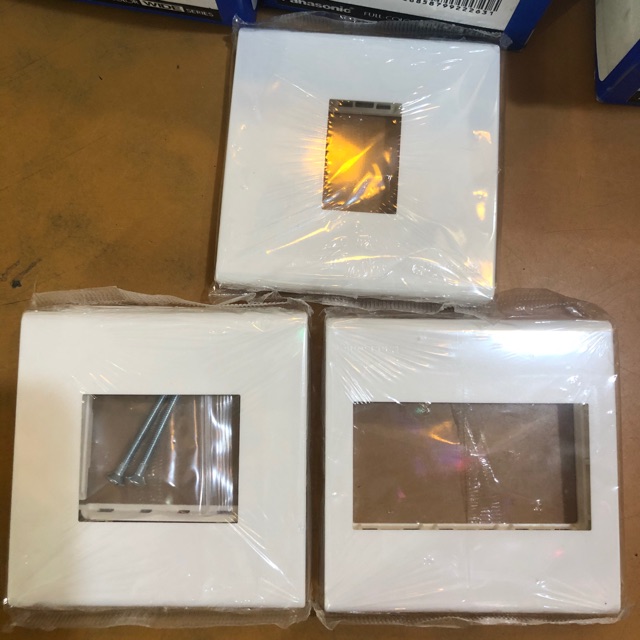 Mặt công tắc 1, 2,3 Thiết Bị Vuông Panasonic