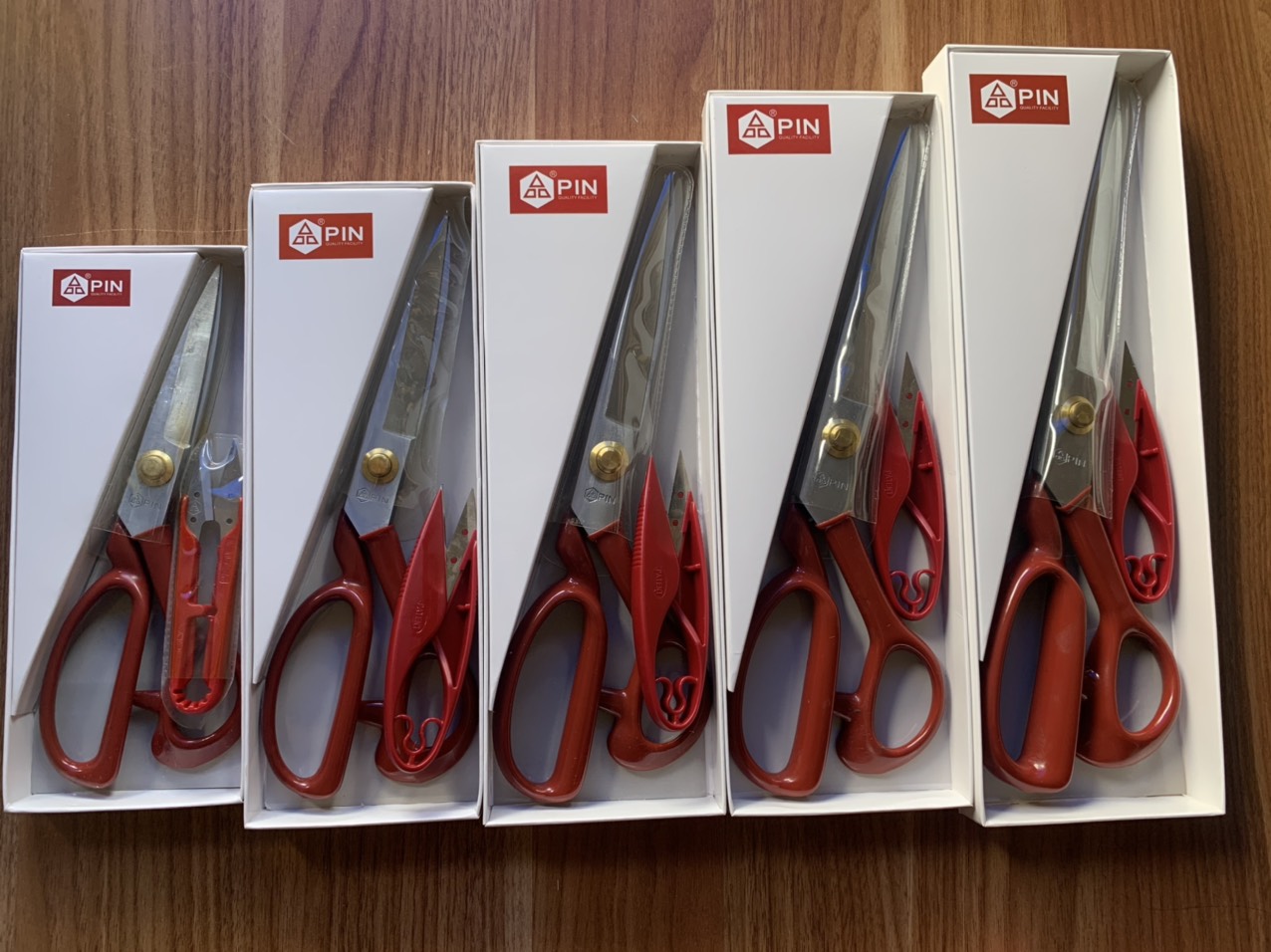 Kéo cắt vải hãng Pin cao cấp Cán đỏ lưỡi trắng như hình có size 8, 9, 10,11,12 inch có tặng kèm 1 kéo bấm.