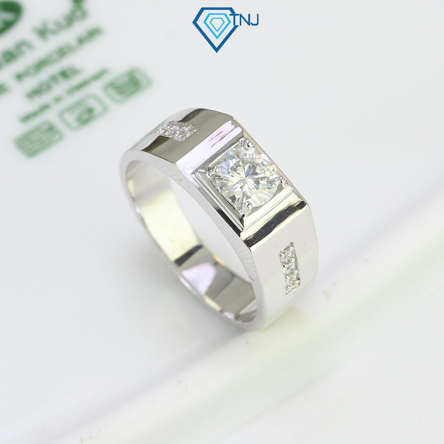 Nhẫn nam đính kim cương Moissanite 6mm đơn giản khắc tên, kiểm định GRA NNAM0009 - Trang Sức TNJ