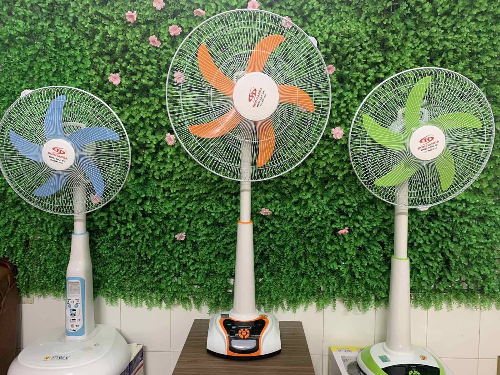 Quạt sạc tích điện cây HONJIANDA 16 INCH 2 bình ác quy có điều khiển