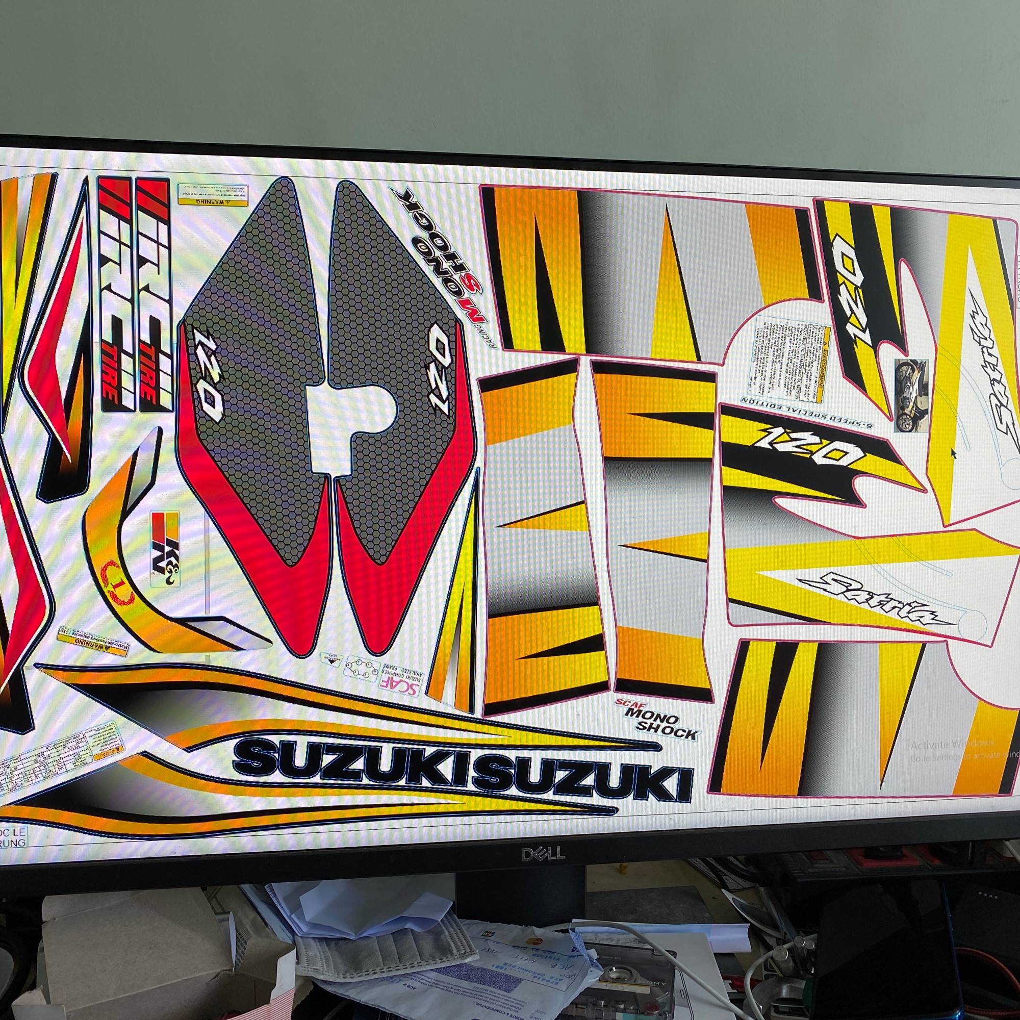 Tem rời Satria vàng đỏ dán xe trắng đen