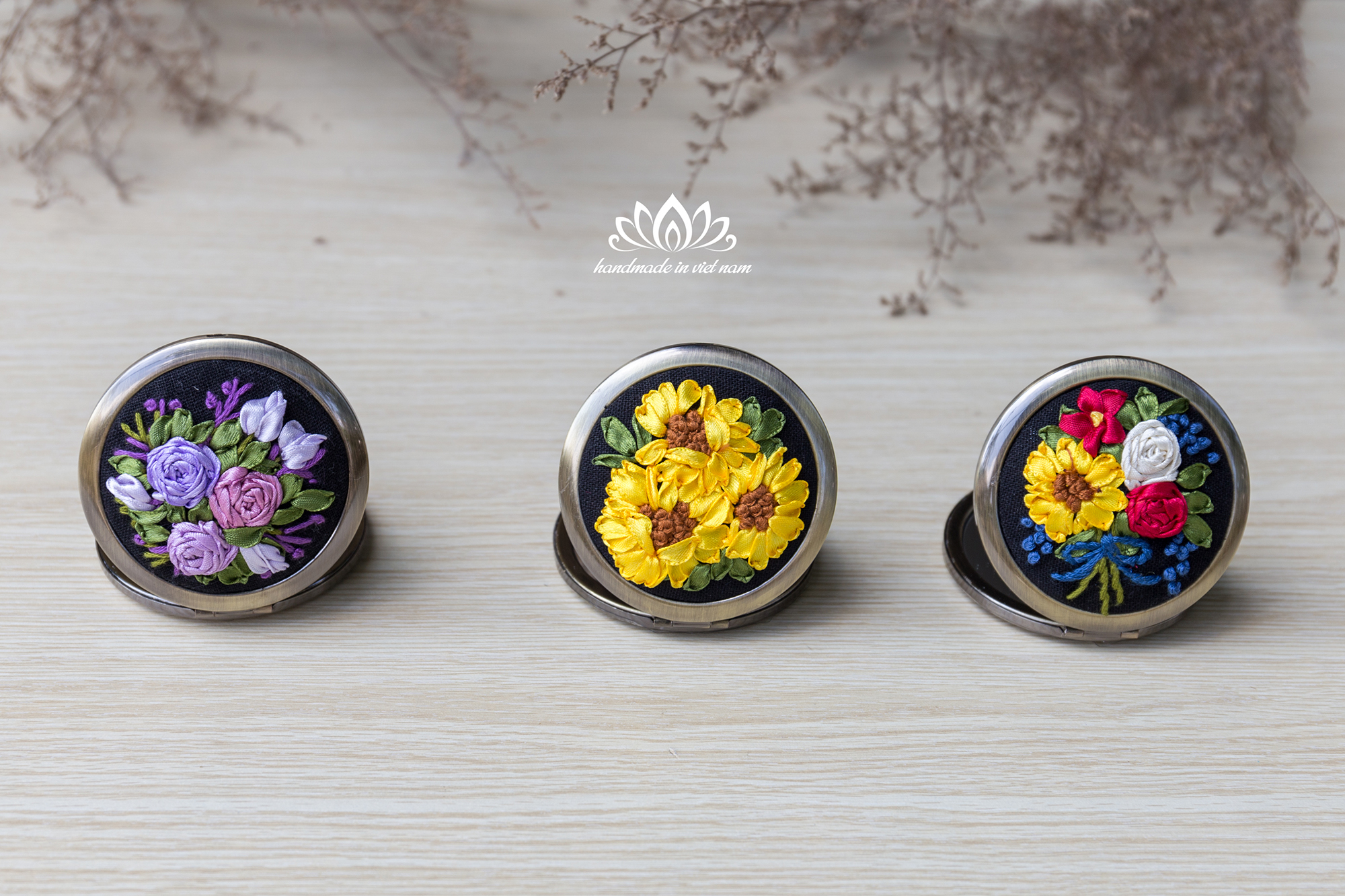 Gương cầm tay mini handmade nhỏ gọn,thêu hoa handmade món quà tặng độc đáo