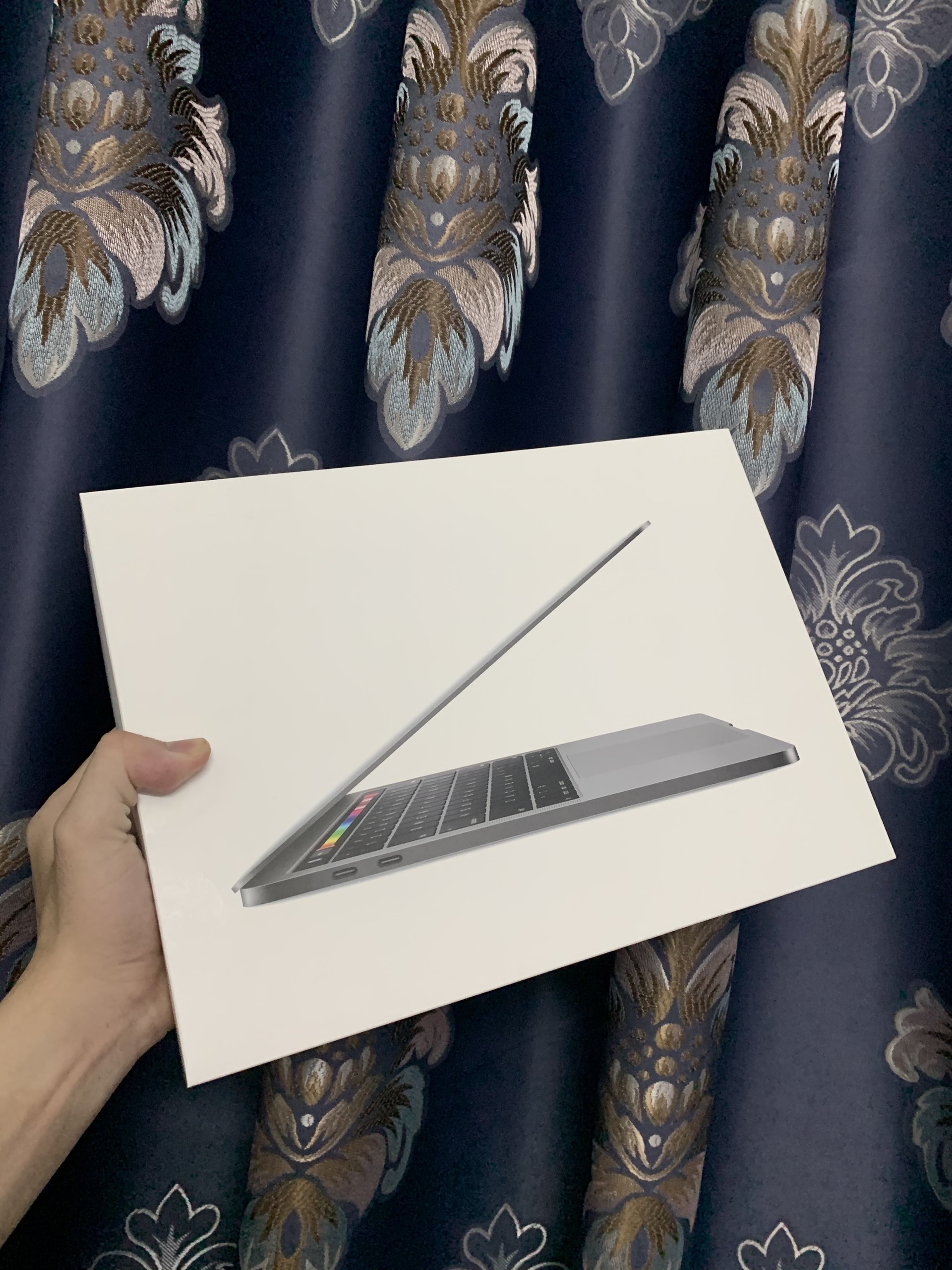 Macbook pro 2019 13.3inch / core i5 / ram 8gb / ổ ssd 256g / có touchbar / màu xám / full box / màn vẫn còn tấm bảo vệ / hàng chính hãng / new 99.9%