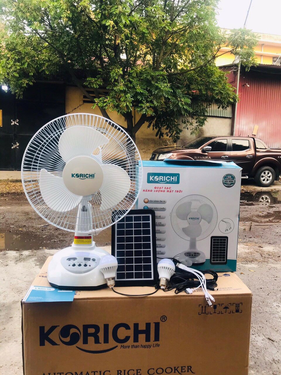 QUẠT SẠC NĂNG LƯƠNG MẶT TRỜI, ĐA NĂNG - KORICHI KRC6300 - HÀNG CHÍNH HÃNG - Tặng kèm 2 bóng điện, Dây Usb sạc điện thoại