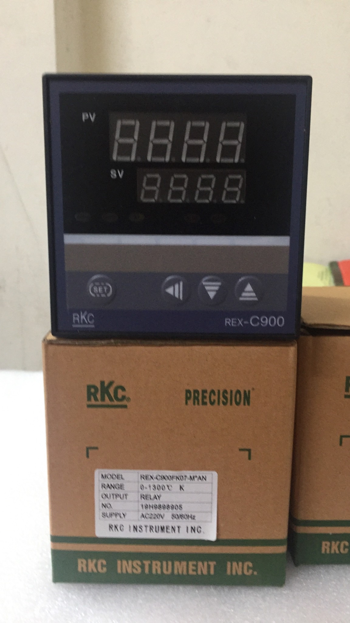 Bộ điều khiển nhiệt độ ( Đồng hồ nhiệt độ ) RKC REX-C900 C900-FK07 Relay  mặt 96x96