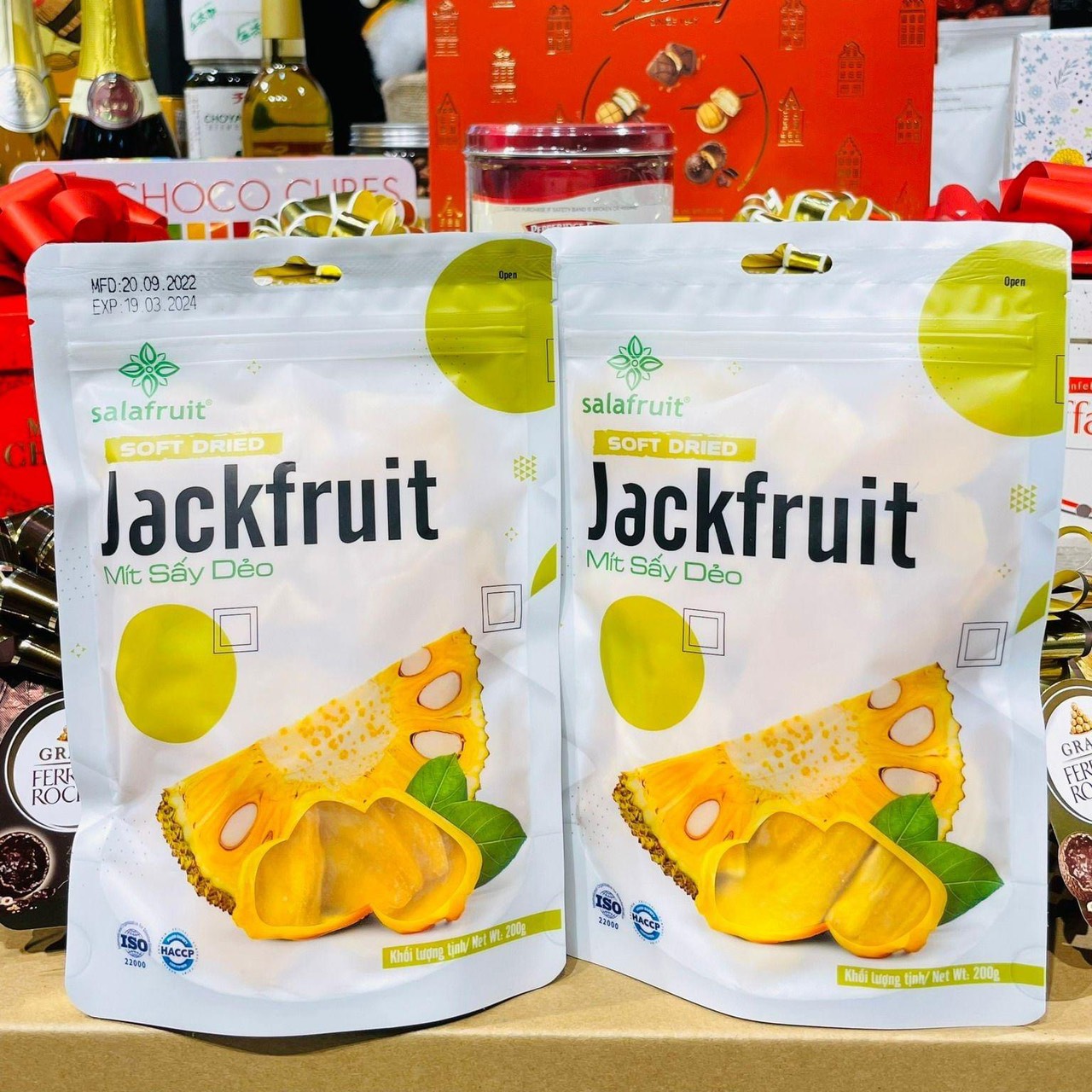 Mít sấy dẻo Jackfruit 100% mít tươi thơm ngon, là món ăn vặt được nhiều người ưa thích.