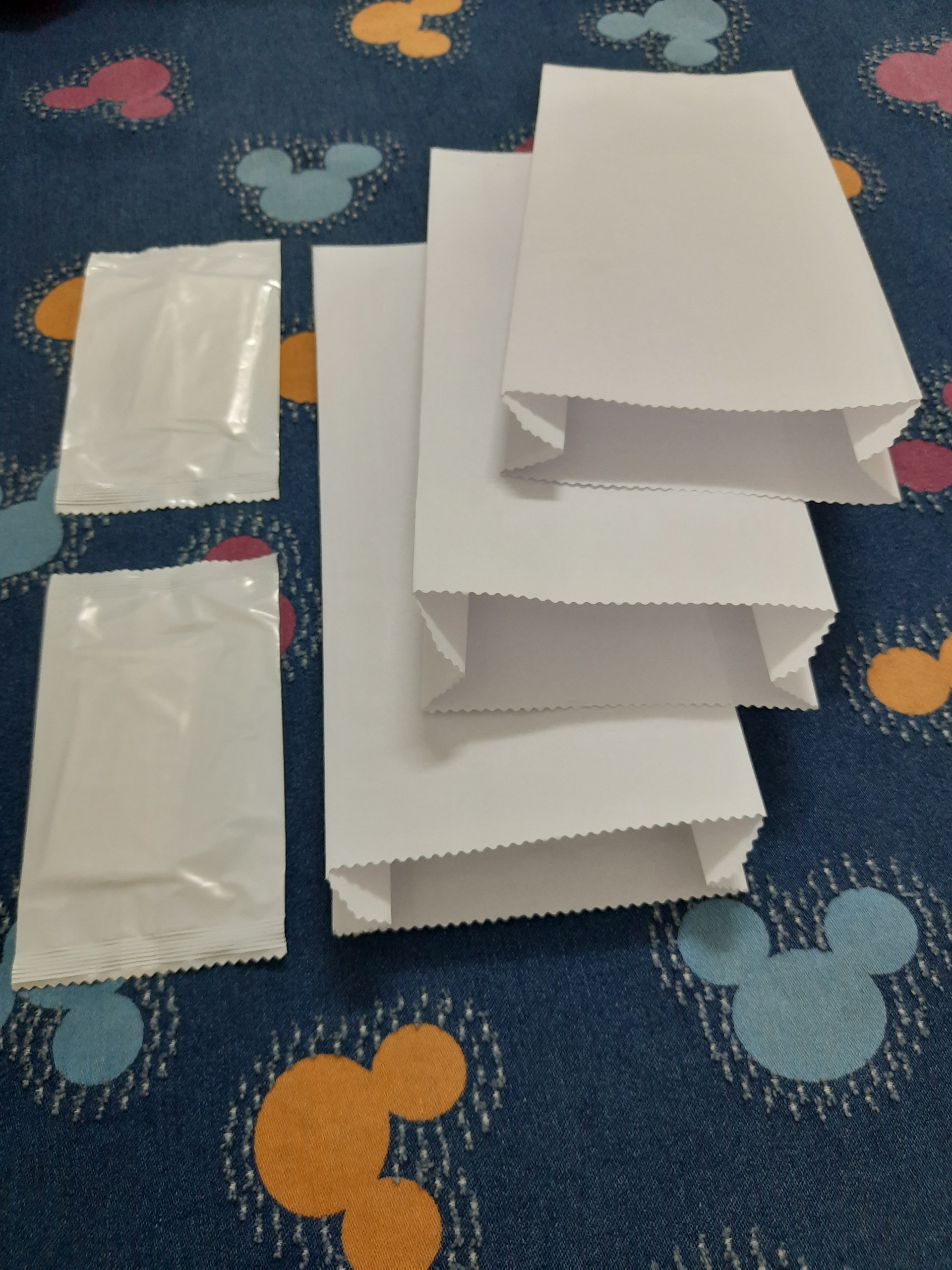 100 Túi giấy Bánh Mì ( Không In ) + 100 Khăn Lạnh Mini Giá rẻ ( Cho hệ thống bán mang về)