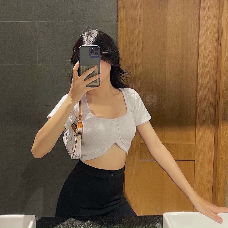 Áo croptop kiểu cổ U khoét thân ôm body sexy quyến rũ.