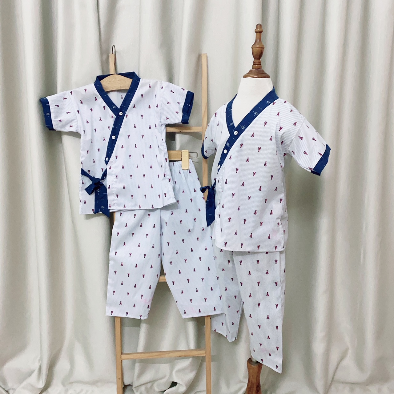 Yukata bé trai xám ánh hồng và tôm hùm