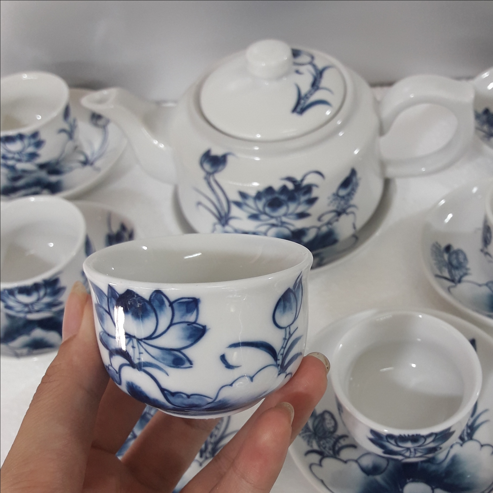Bộ chén( ly ) uống nước và đĩa lót chén hoa sen vẽ tay