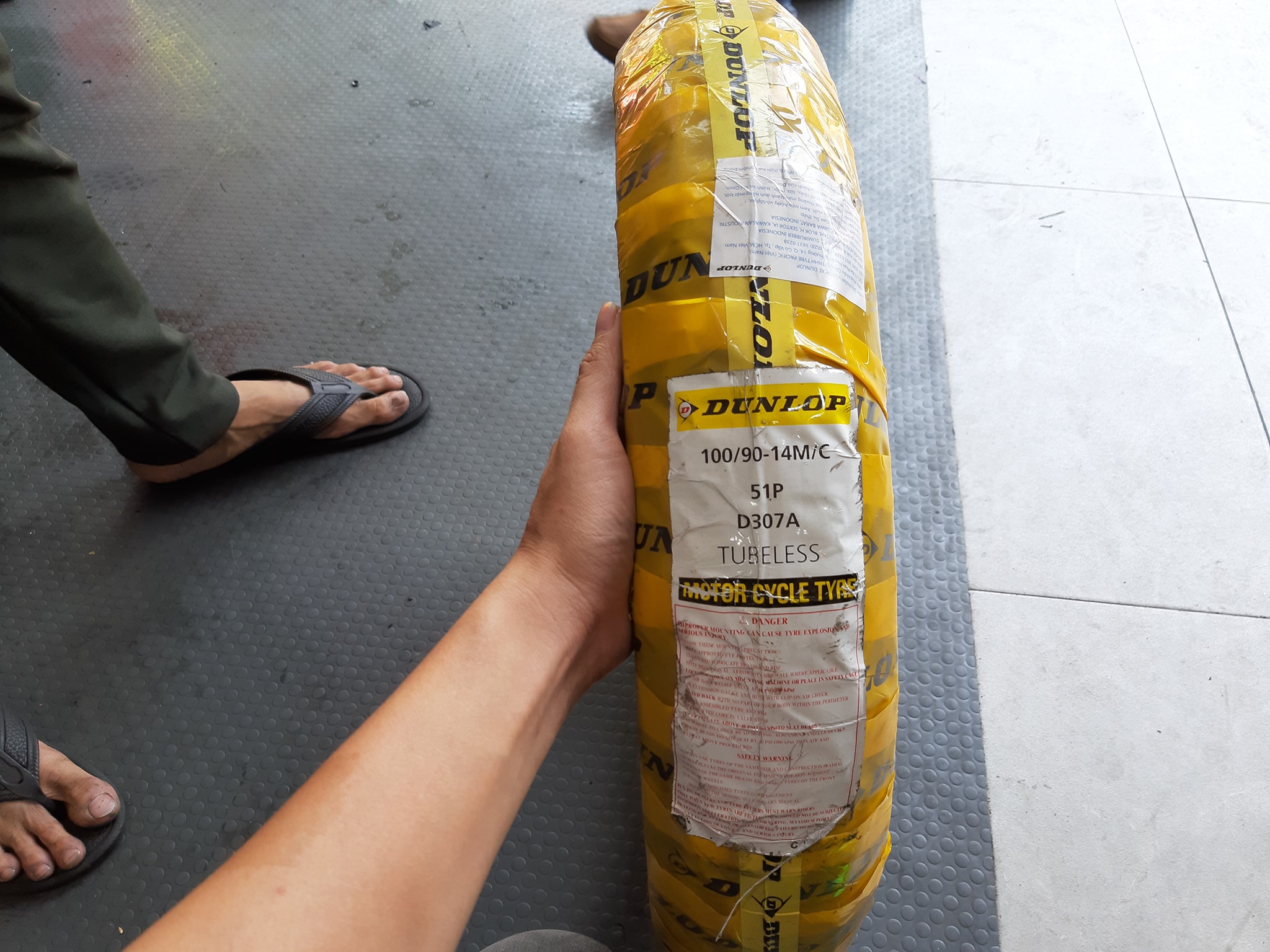 Dunlop 100/90-14  dành cho lốp sau các loại xe như PCX, SH Mode...hoặc xe Air Blade muốn đi bánh to 030027