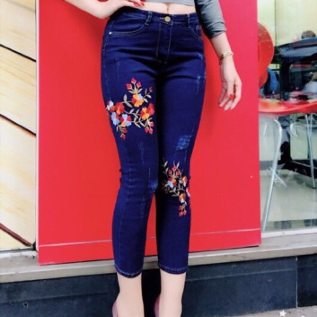 Quần jean 9 tấc thêu hoa