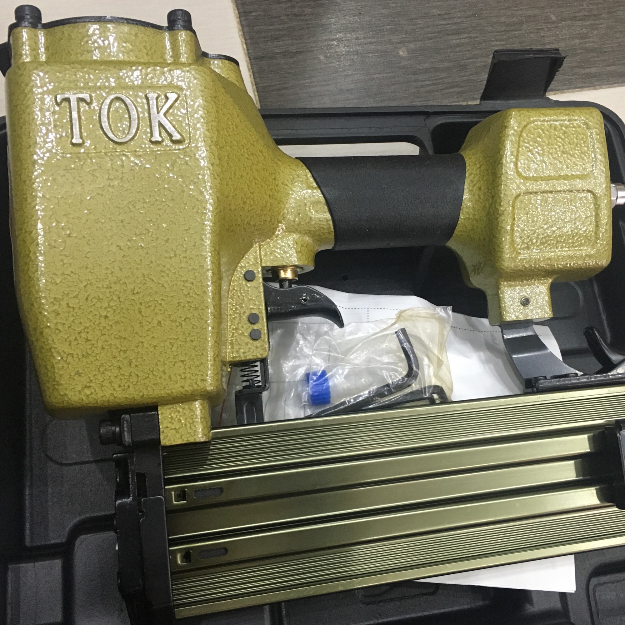 Máy bắn đinh bê tông dùng hơi tok st64