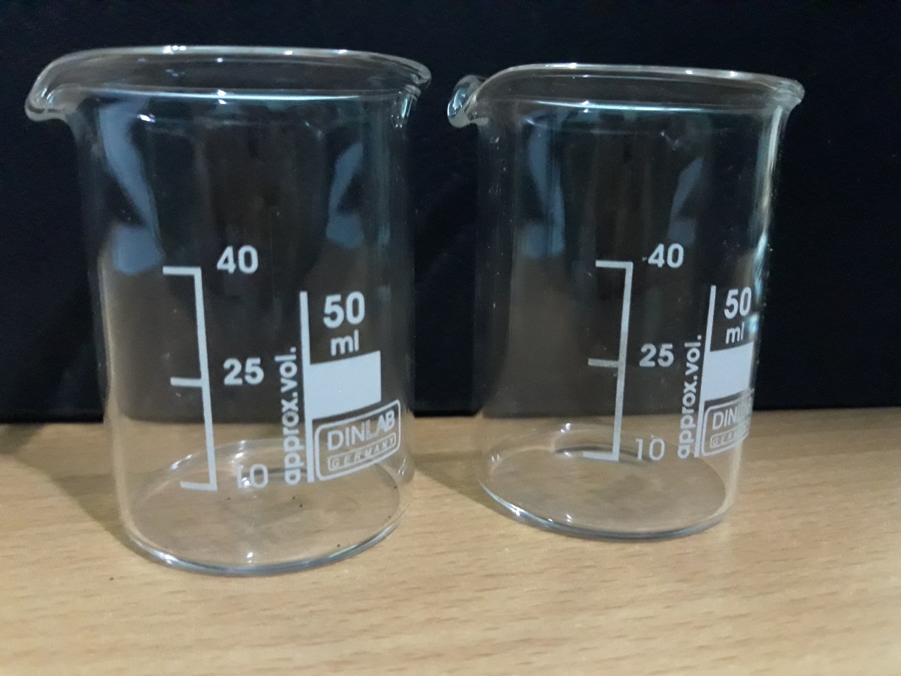 Cốc thủy tinh có mỏ 10ml