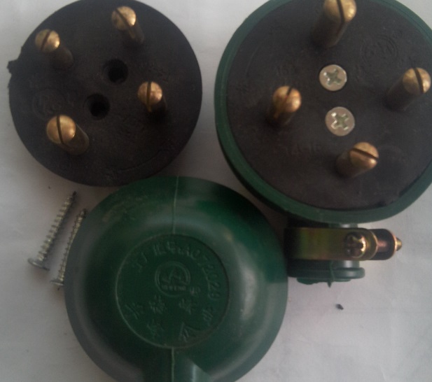 Phích cắm 16a 440v 3 pha 4 chân tròn t4-16 vỏ cao su