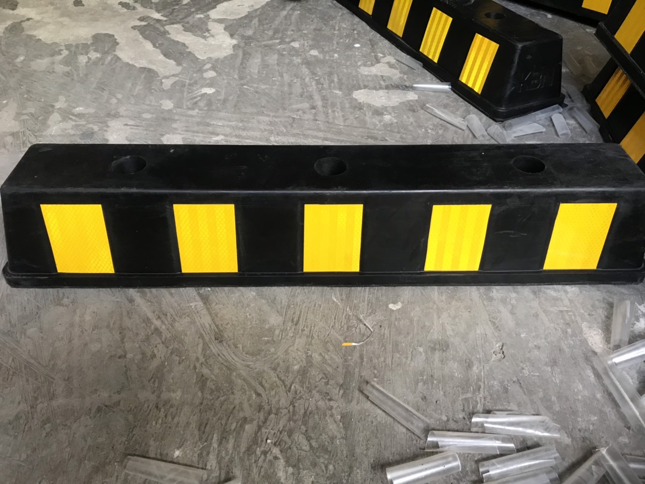 Cục chặn lùi xe cao su 750mm