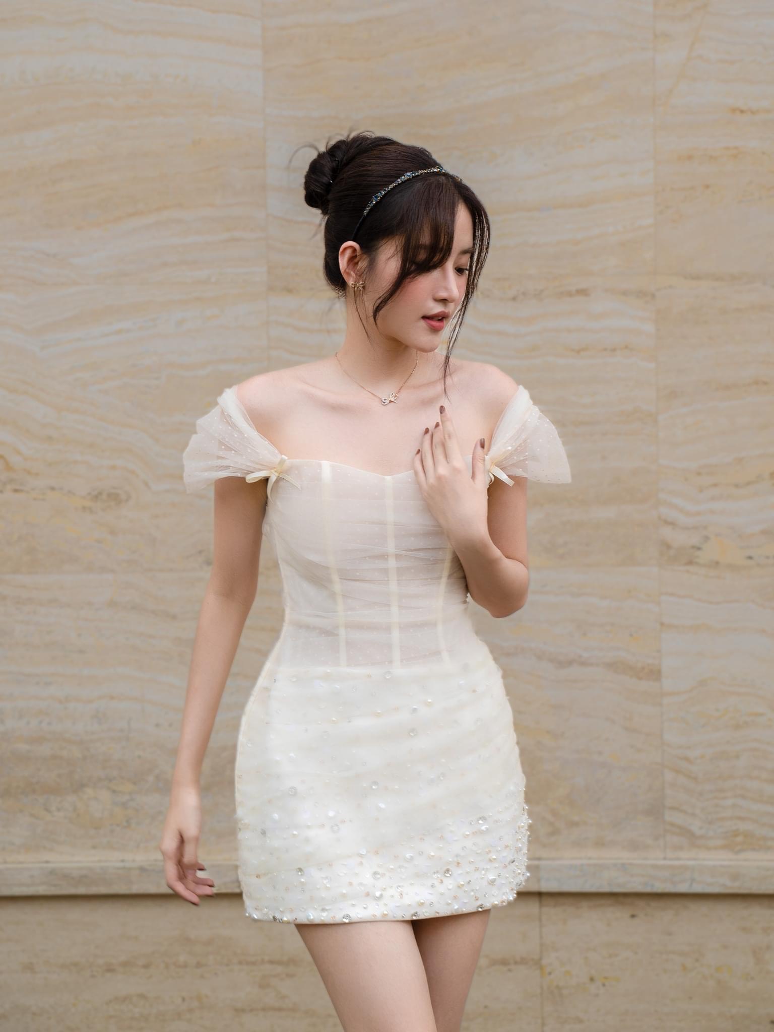MAVEN - Váy trắng kem trễ vai phối lưới đính kết Meshia Cream Dress