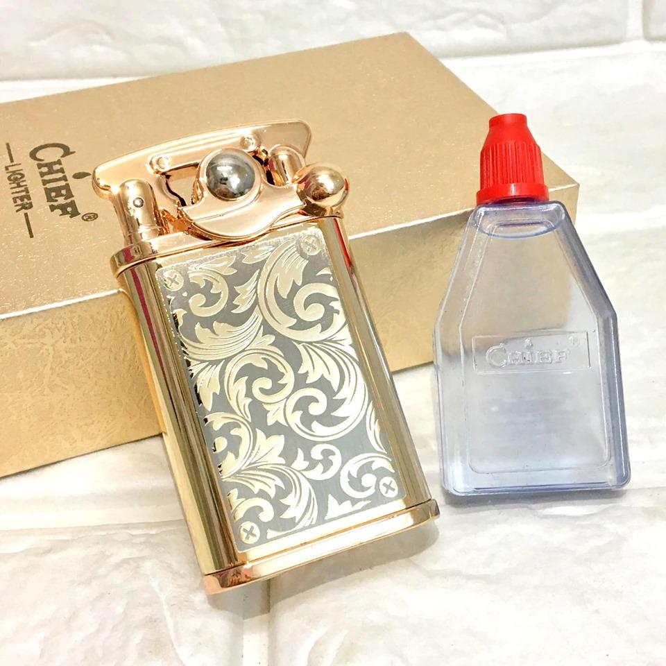 BẬT LỬA CHIEF XĂNG ĐÁ BÚNG TAY ĐÁNH LỬA CF018 - (TẶNG KÈM CHAI XĂNG) HOA VĂN VÀNG