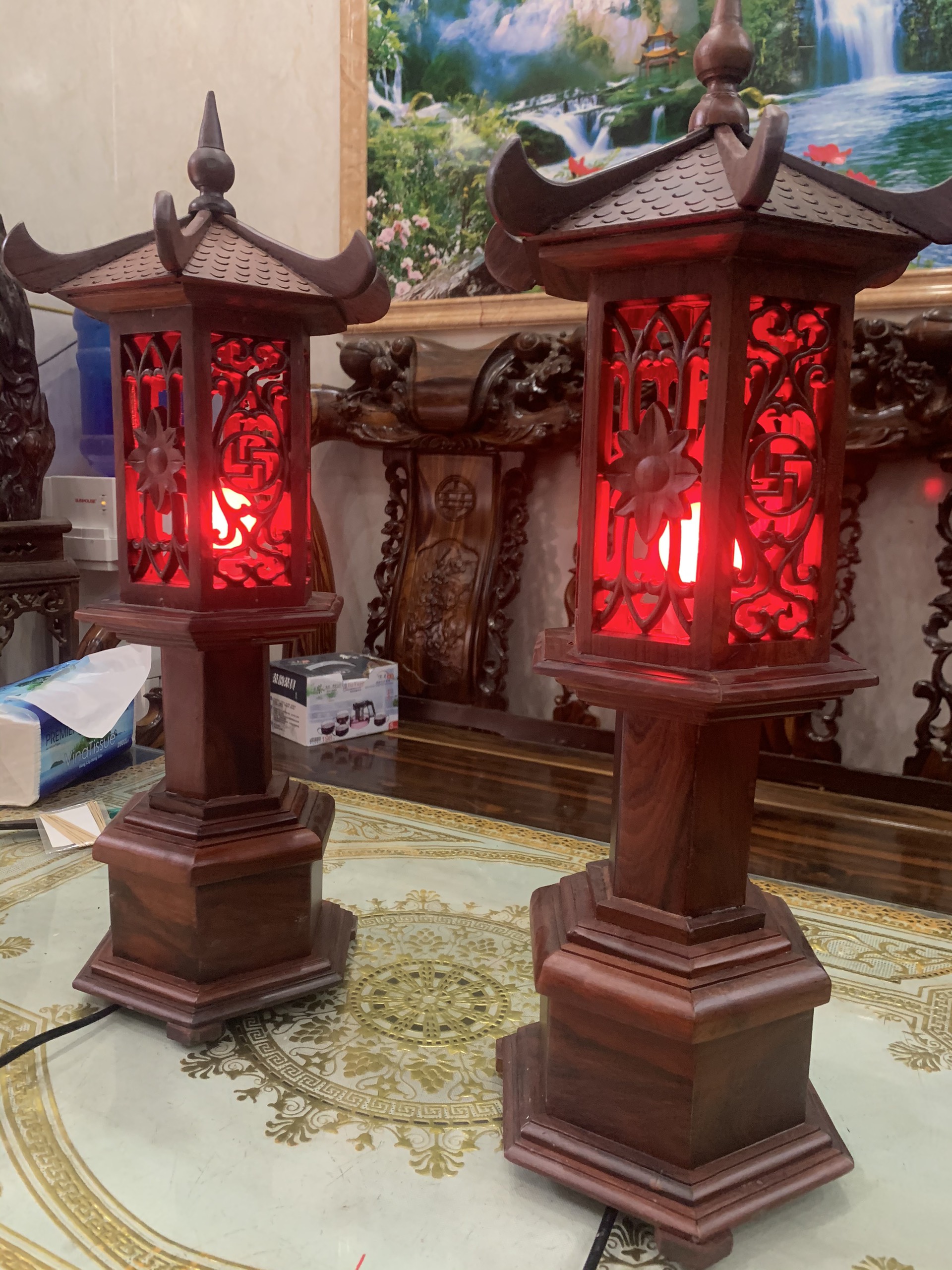 Cặp đèn thờ phong thuỷ bằng gỗ Cẩm lai