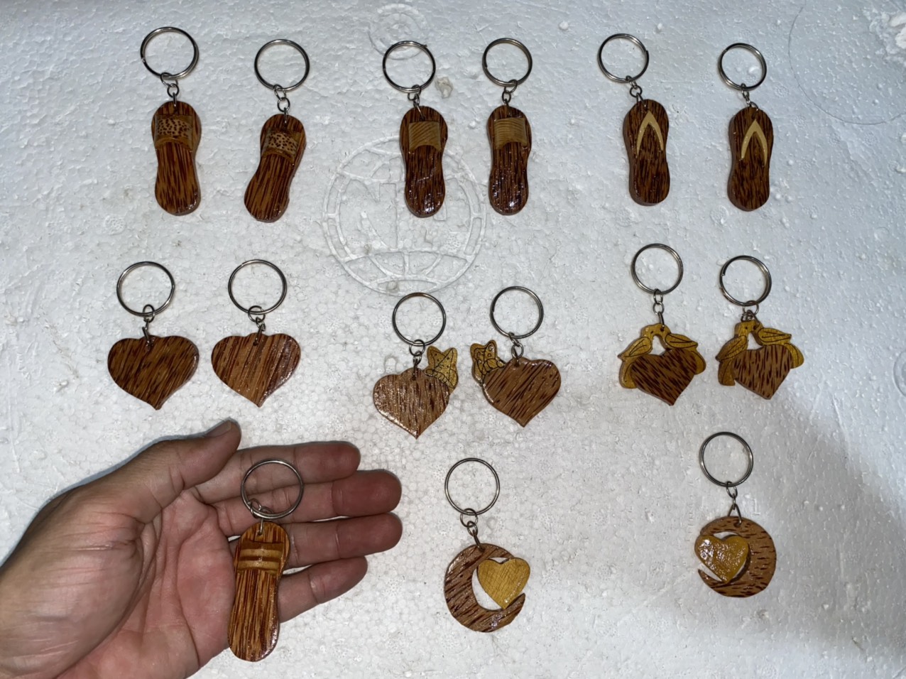 Móc khóa làm từ gỗ dừa