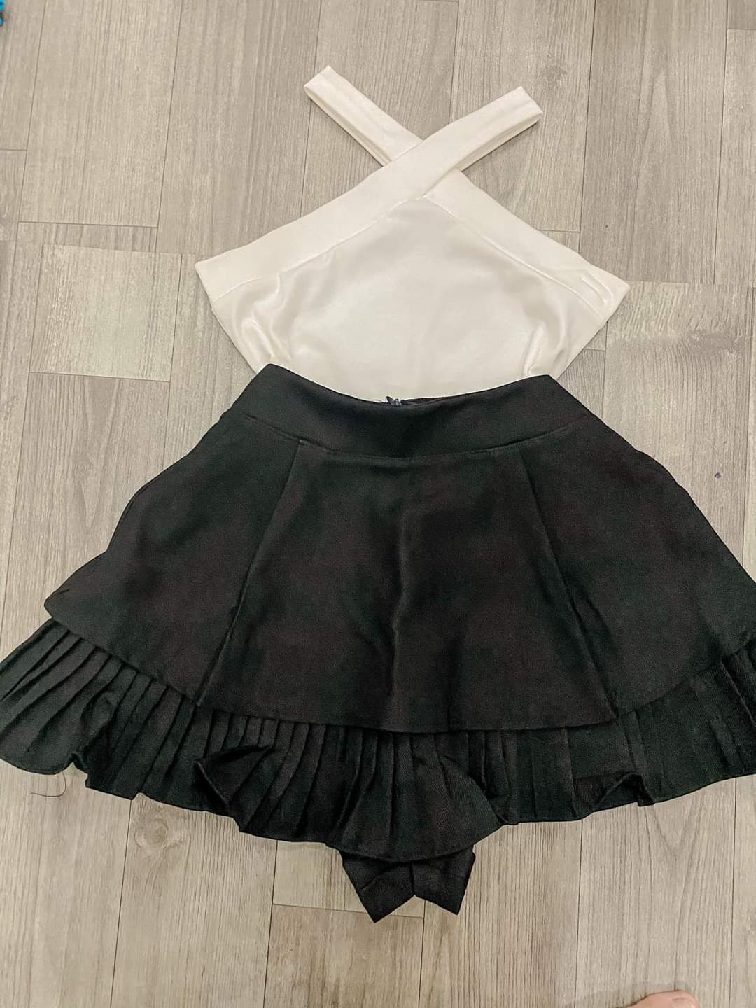 Set áo yếm chéo cổ croptop phối chân váy trơn 2 tầng dập ly qc