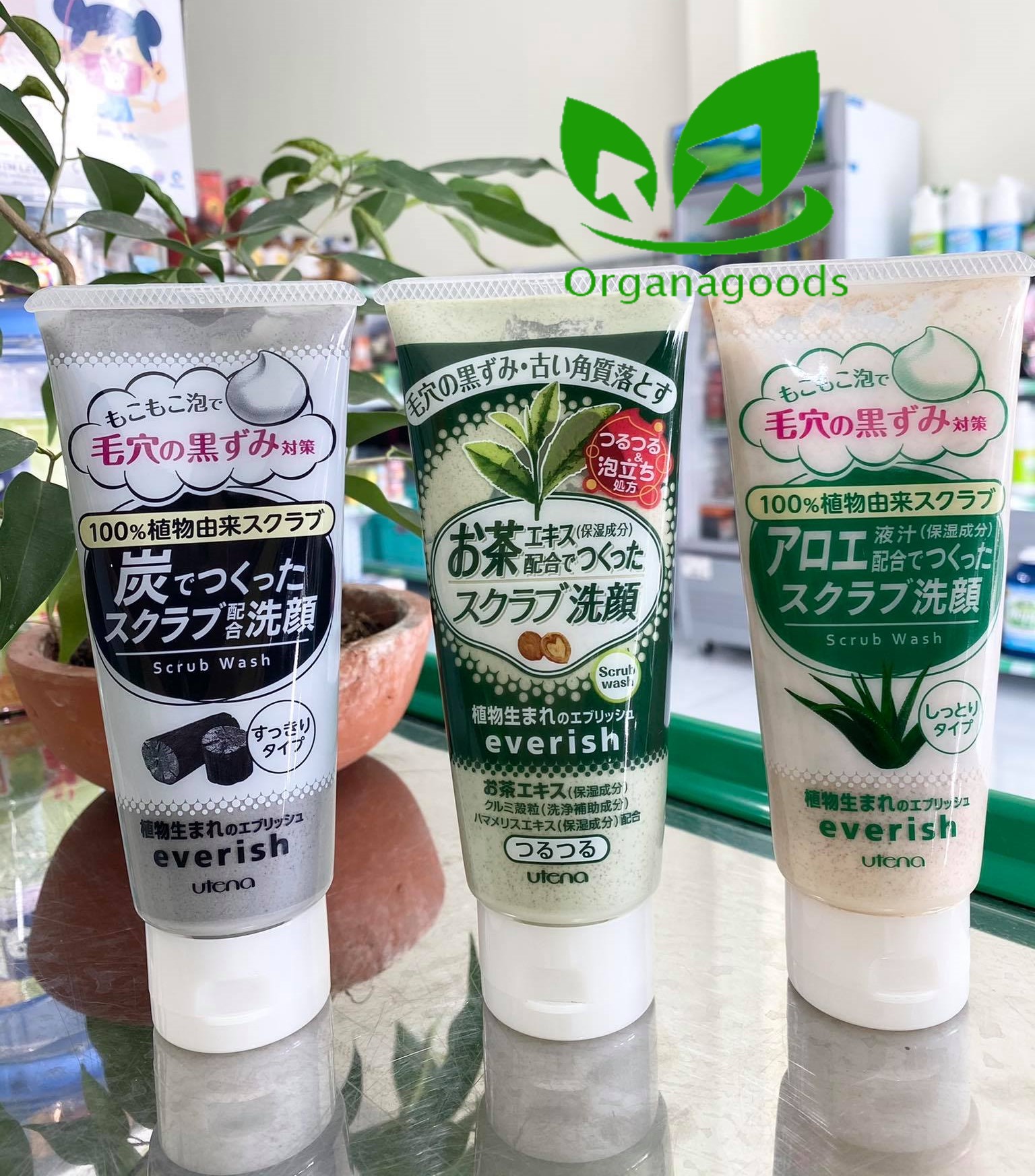 Sữa rửa mặt tẩy da chết Utena Everich Scrub dạng hạt than hoạt tính – lô hội – trà xanh ốc chó 135g Nhật Bản