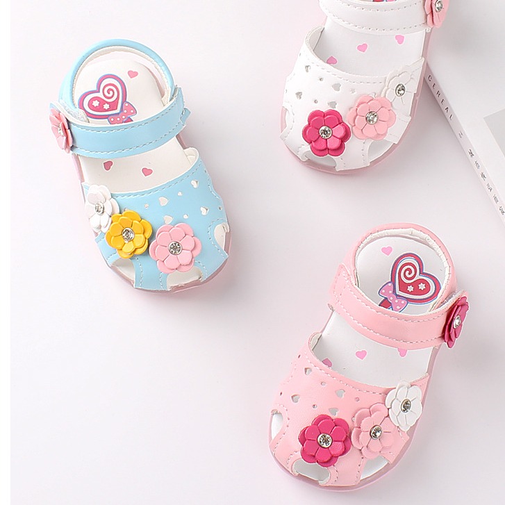 Giày bé gái từ 0-15 tháng kiểu sandal có đèn sáng, đế da mềm mại êm chân, thiết kế dễ thương quai dán phong cách Hàn Quốc