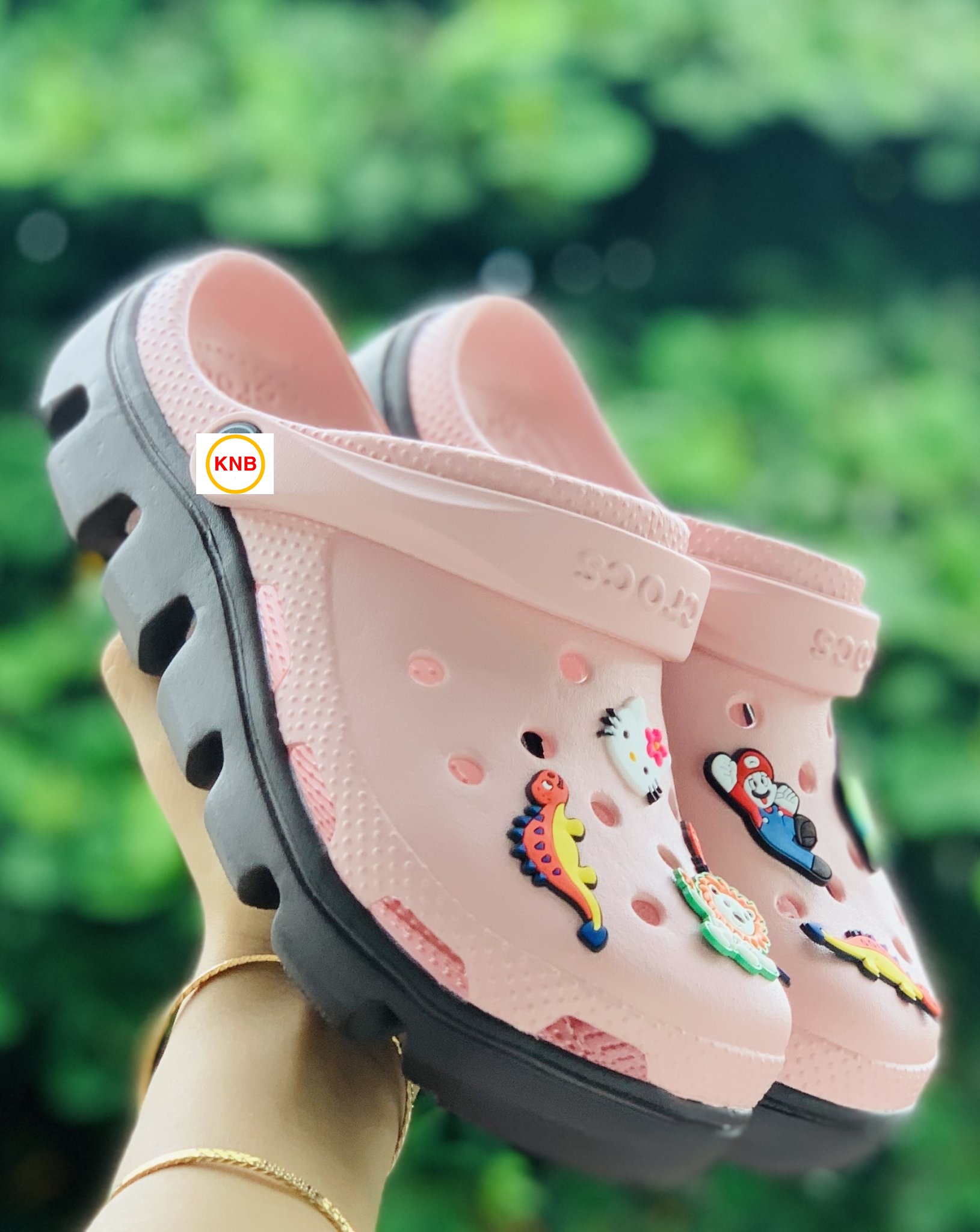 Dép sục Cross duet quai ngang nam và nữ màu hồng đế nâu, cá tính siêu nhẹ đi mưa đi nắng thoải mái chống trơn trượt, thông thoáng, tặng kèm 12 jitbitz và hộp hãng, ẢNH SHOP TỰ CHỤP VÀ VIDEO TỰ QUAY