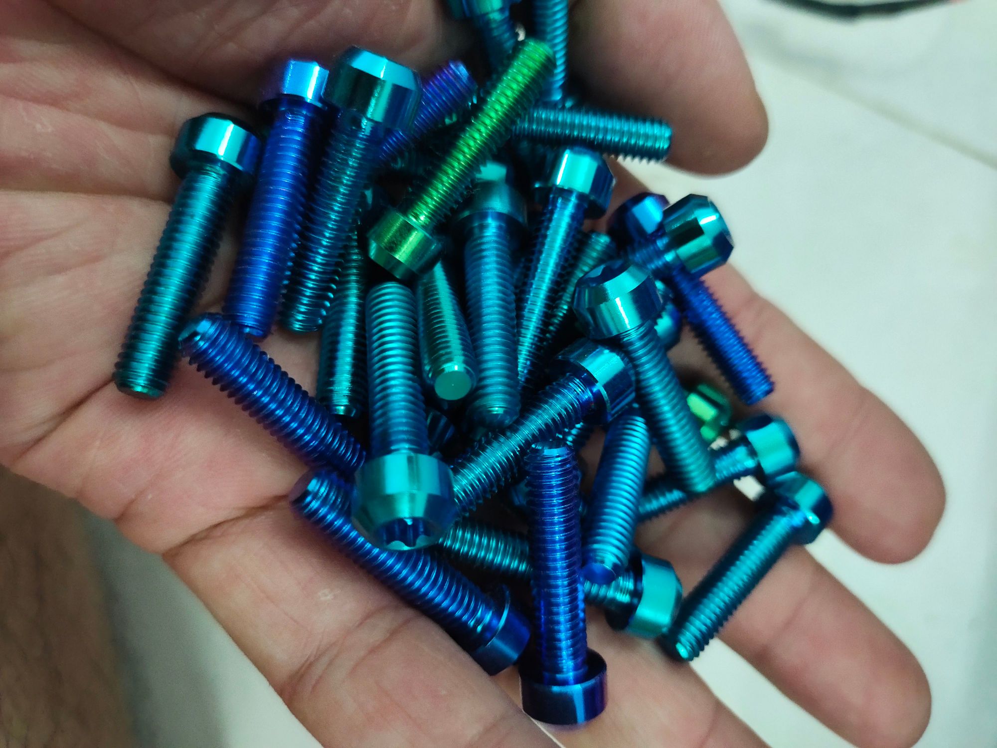 1 ốc titan gr5 6li30 trụ xanh tím