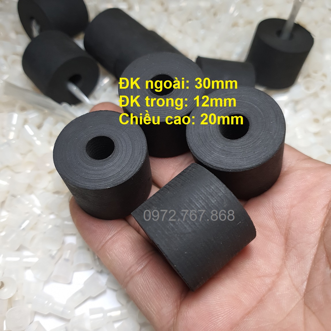 Đệm cao su 30*12*20 (đường kính ngoài 30mm, lỗ trong 12mm, chiều cao 20mm)